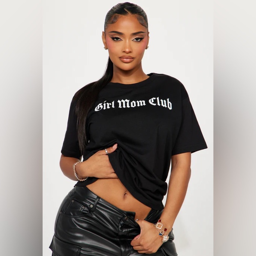 Fashion Nova Girl Mom Club T-Shirt – Black (Medium)